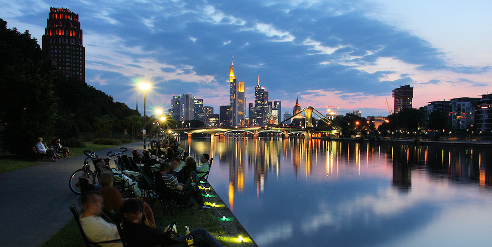 Ein Sommerabend am Frankfurter Mainufer 